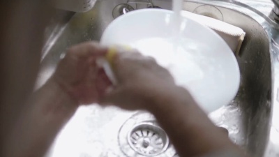 慢动作 奶奶在家厨房水槽里洗盘子