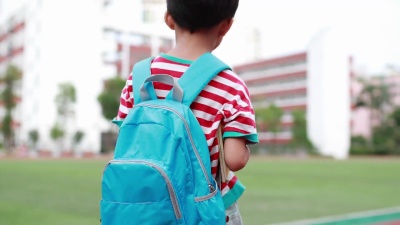 小男孩步行上学