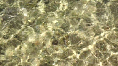 波涛汹涌的清澈海水