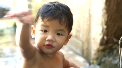 泰国小孩玩水，泰国清迈
