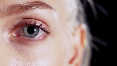 美丽的眼睛和复印空间。年轻美丽的金发碧眼看起来。