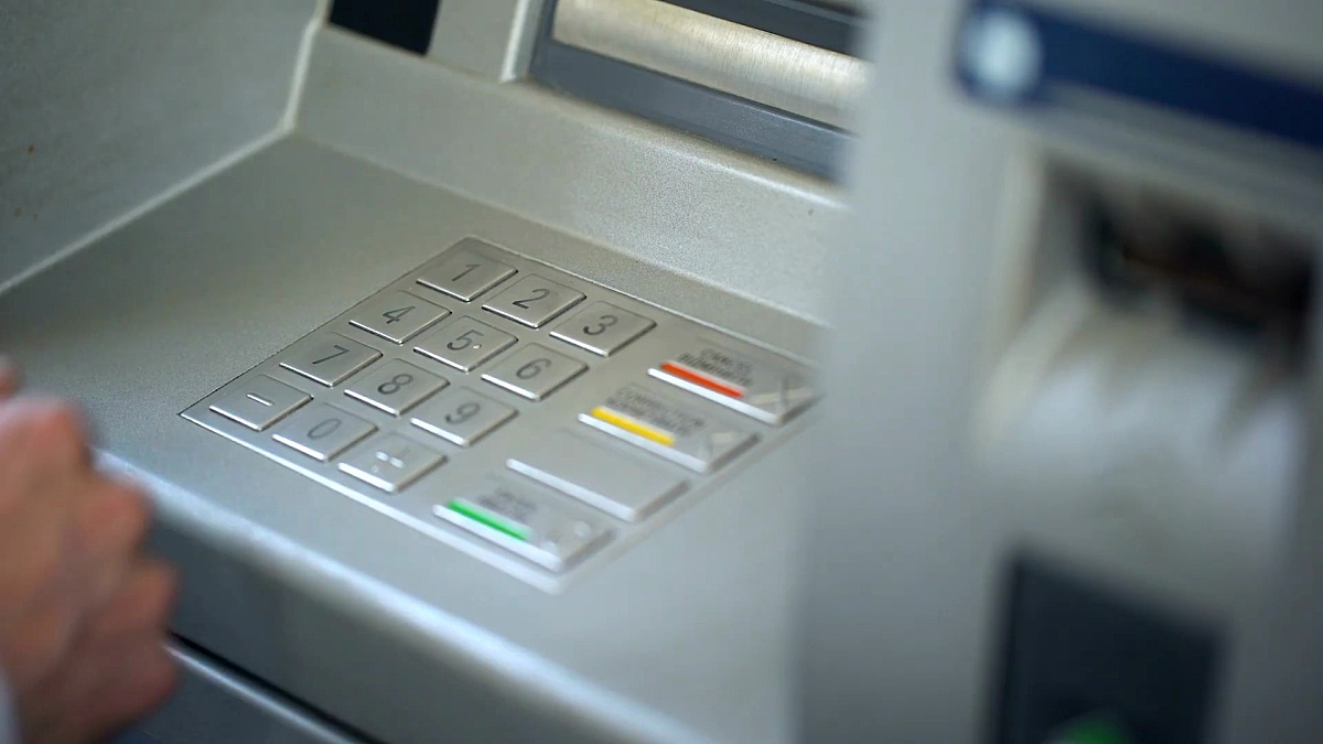 商人在自动柜员机，银行服务，金融的键盘上输入他的密码