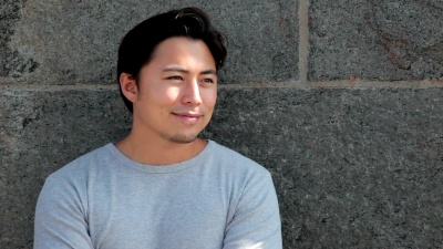 年轻迷人的男人