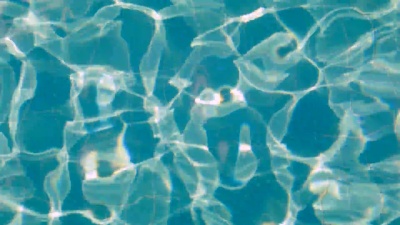 池水里的涟漪。俯视图