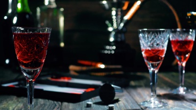 桌上有水烟、五子棋和葡萄酒