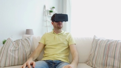 男人在虚拟现实耳机里玩游戏