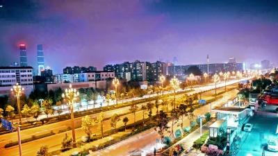 中国昆明沥青路与现代城市夜景天际线