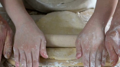 小女孩帮奶奶滚蛋糕、家庭烹饪的面团