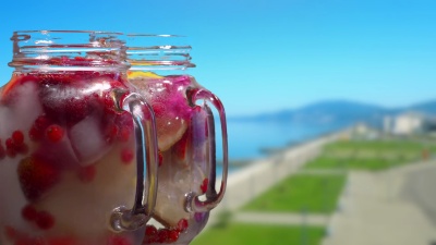 度假村堤防背景上的水果饮料