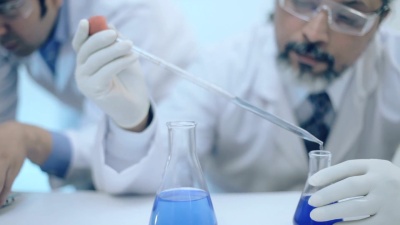 科学家在实验室中处理化学物质。