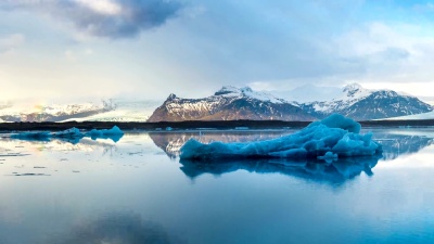 冰岛Jokulsarlon冰川湖中冰山的延时摄影。