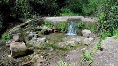 江河小瀑布站
