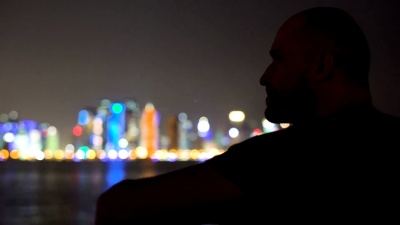 欣赏风景的男人。夜色中的城市风光