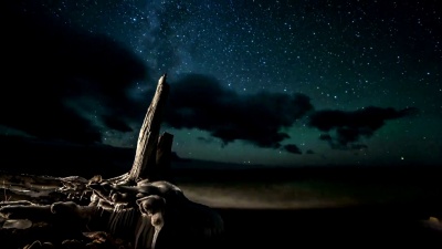 在湖滨上空旋转的星星