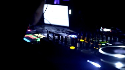 DJ在俱乐部混合音乐