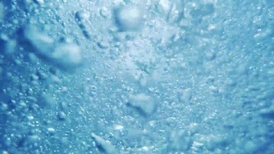 水下海泡的慢动作镜头