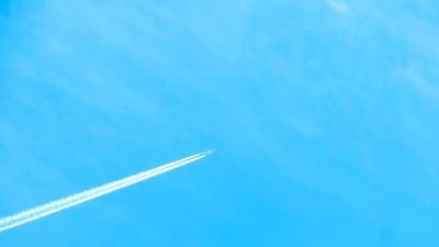 高空飞行的客机