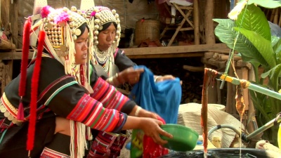 Akha妇女在洗衣服