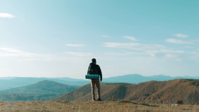 山顶上的男性徒步旅行者