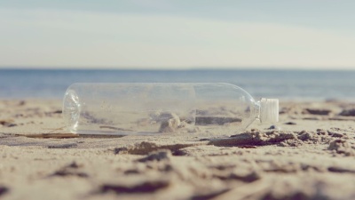 海滩上的水瓶背景中的巨浪