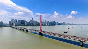 江桥与蓝天现代城市景观