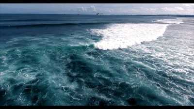用泡沫和冲浪者对海浪进行空中拍摄