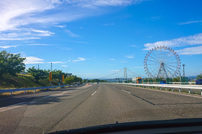 从淡路岛的高速公路上看明石海峡大桥和摩天轮