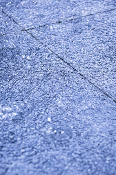 雨落在瓦片