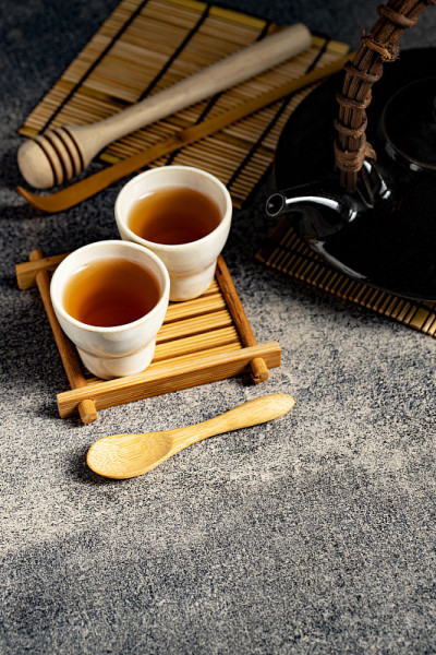热茶在玻璃茶壶和杯子与蒸汽