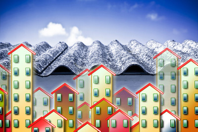 危险的石棉屋顶细节与彩色住宅前景-概念图像