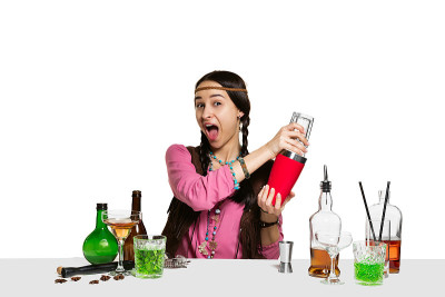 专业女调酒师正在工作室制作鸡尾酒