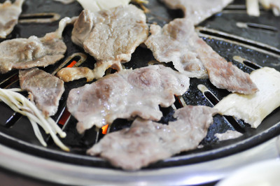 木炭火盆上的烤猪肉