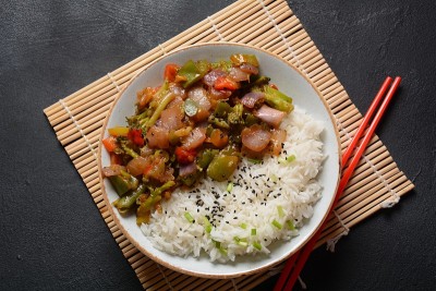 白米饭拌炒蔬菜