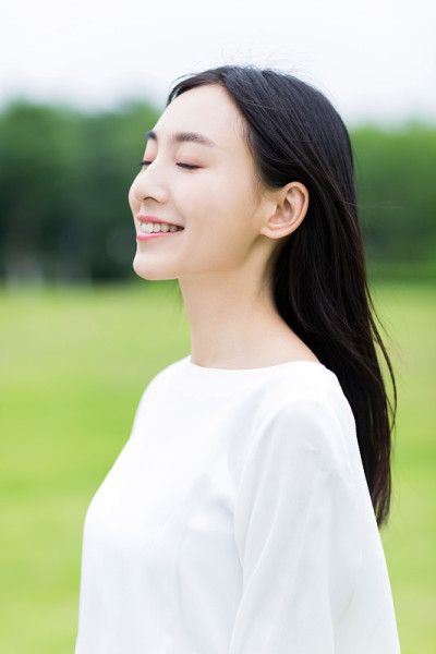 美丽的中国女孩在公园里微笑