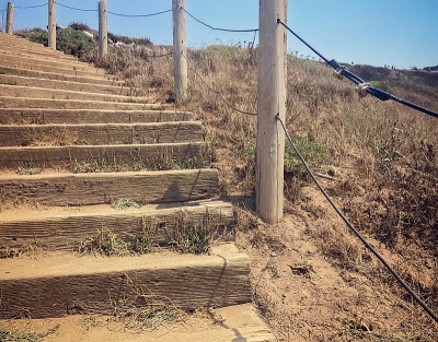 陡峭的楼梯，在一个徒步小径，在旧金山的海洋海滩，加利福尼亚
