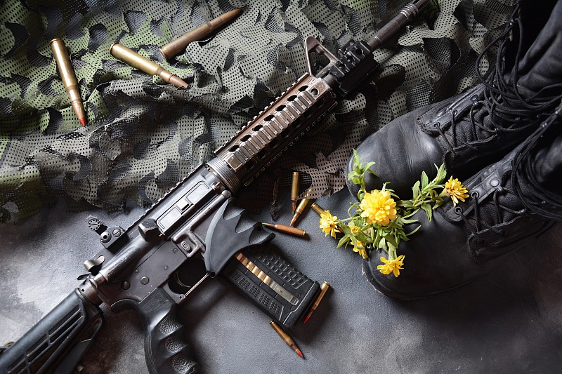 武器，伪装，靴子和花