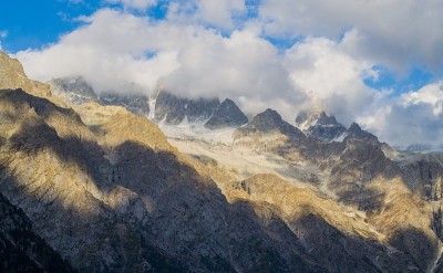 白雪覆盖的高山、高山草甸和当地的山区居民点