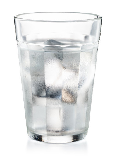 水玻璃与冰块孤立在白色背景