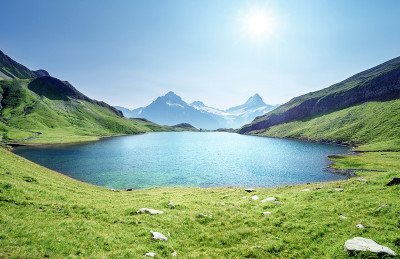 Schreckhorn和Wetterhorn来自瑞士伯尔尼斯高地的Bachalpsee湖
