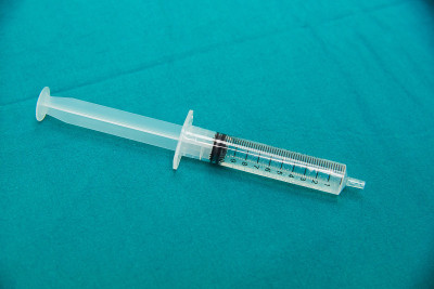 桌上放着盐水注射器