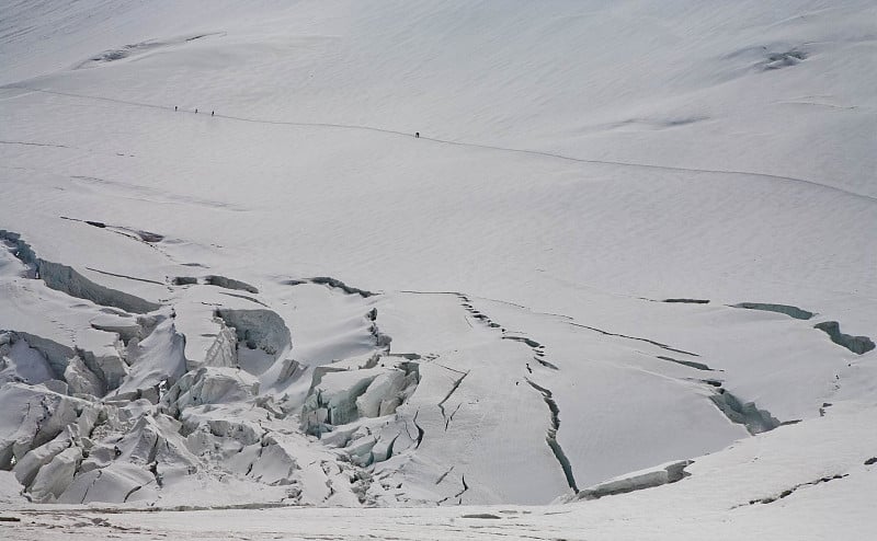 雪山风景优美。帕米尔山系统。爬山的人。