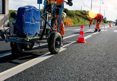 道路工人正在重新粉刷道路标记