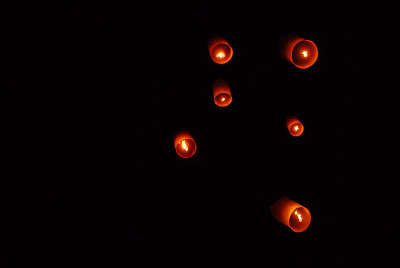 怡鹏节:怡鹏节(Loy Krathong)的浮灯笼，佛教浮灯笼在泰国清迈三塞区