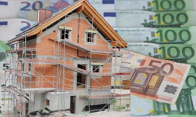 背景为欧元钞票的在建房屋