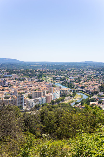 从巴黎圣母院(Occitanie，法国)欣赏Alès城市的阳光景观