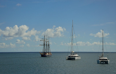 海湾里的帆船