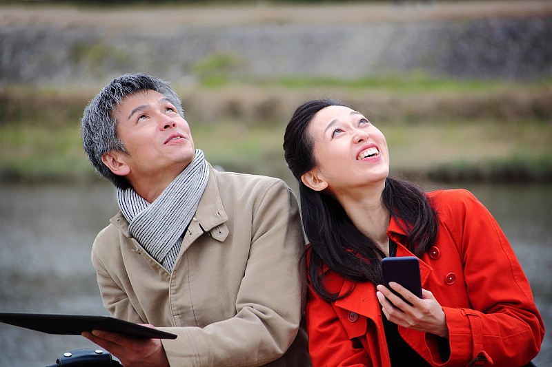 一对日本夫妇微笑着仰望天空