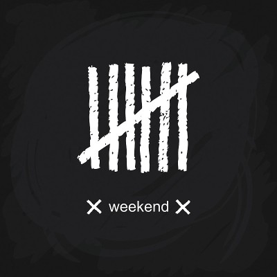 周末。有趣的创意标签与计数标记在黑板上。七个破折号。向量模板