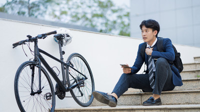 亚洲男人骑自行车上班