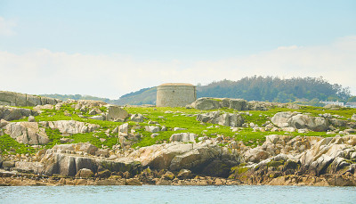 蓝天和阳光明媚的一天，Fort, Martello塔，Saint Begnet教堂在Dalkey岛，